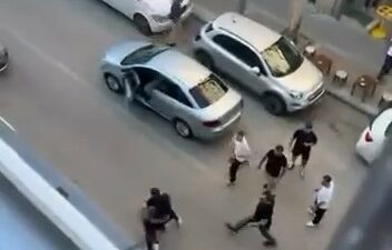 Bursa’da cadde üzerinde trafik tartışması sebebiyle birbirine giren iki grup,