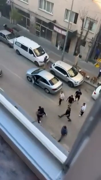 Bursa’da cadde üzerinde trafik tartışması sebebiyle birbirine giren iki grup,