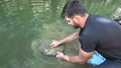 Bursa’da çocukluk merakıyla başladığı doğada altın arama işini profesyonel mesleğe
