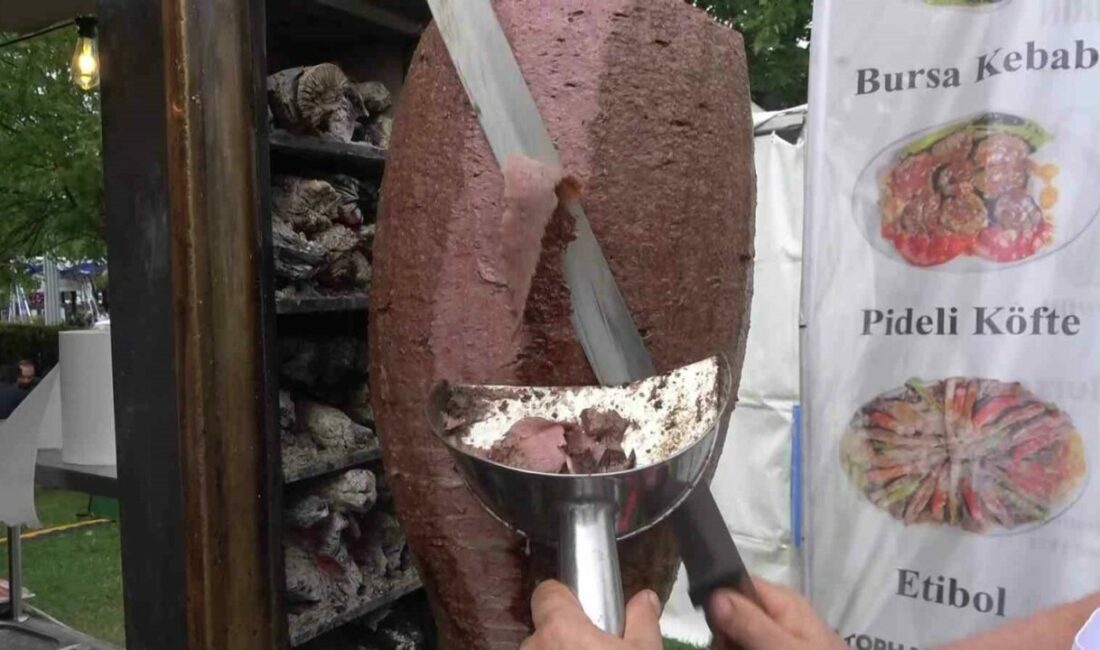 Üç metrelik tabakta Bursa kebabı ikramı Bursa’da düzenlenen Gastronomi Festivali kapsamında hazırlanan 3 metrelik özel tabakta