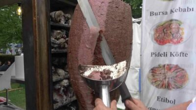 Bursa’da düzenlenen Gastronomi Festivali kapsamında hazırlanan 3 metrelik özel tabakta