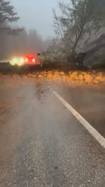 Uludağ yolunda heyelan korkuttu Bursa’da iki gündür etkili olan sağanak yağışın ardından Uludağ yolunda