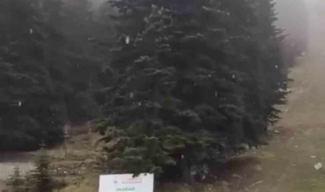 Uludağ’a sezonun ilk karı yağdı Bursa’da kış turizminin önemli merkezlerinden Uludağ’a sezonun ilk karı yağdı.