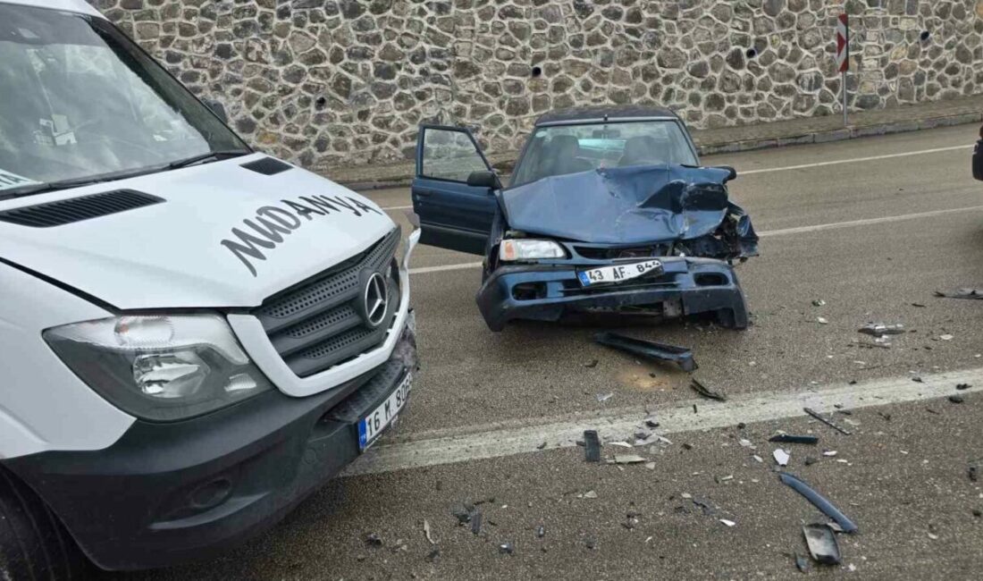 Yağış sebebiyle kafa kafaya çarpıştılar Mudanya’da Tirilye yolu Yıldız tepe mevkiinde etkili olan yağış nedeniyle