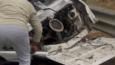 Bursa’da direksiyon hakimiyetini kaybeden otomobil sürücüsü refüje çarptı. Yaşanan kazada