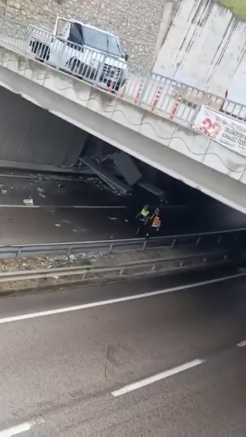 Yağış sebebiyle kontrolden çıkan tır makasladı: Sürücü yaralandı Bursa’da yağışlı hava sebebiyle sürücüsünün kontrolünden çıkan tır duvara çarparak