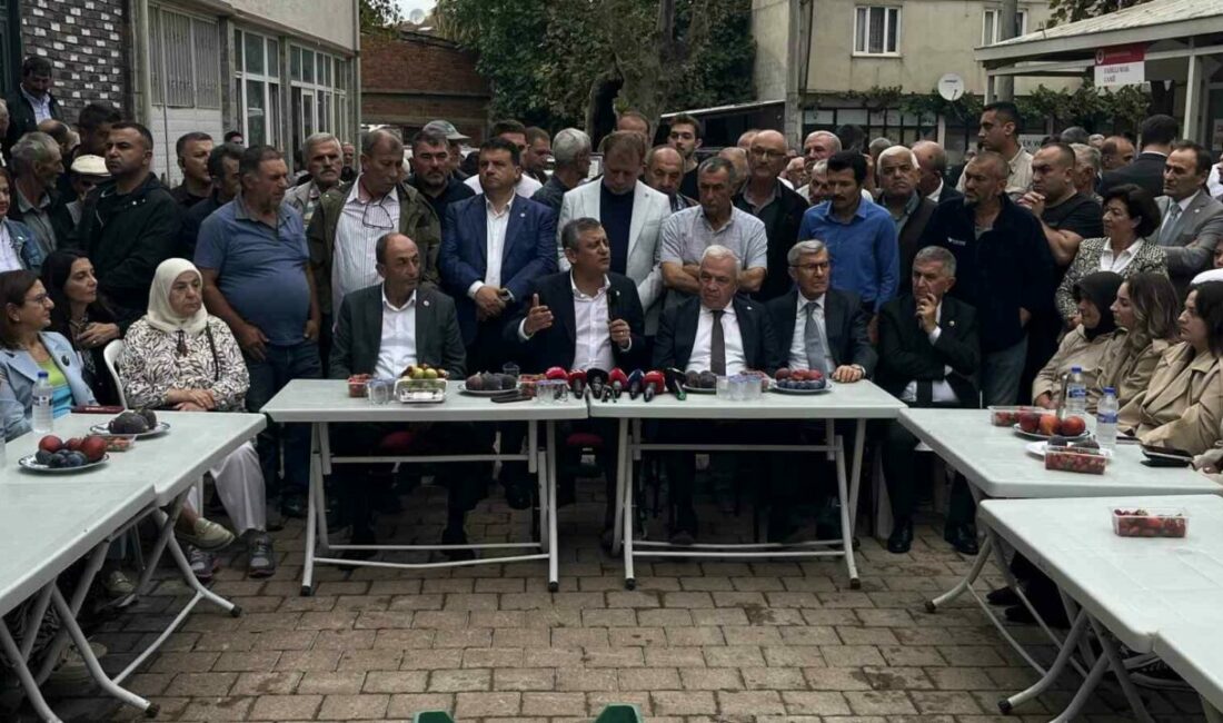 Yeni Parti Genel Başkanı Özel, Bursa’da çiftçilerle bir araya geldi Yeni Parti Genel Başkanı Özgür Özel, Bursa’da çiftçiler tarafından traktör