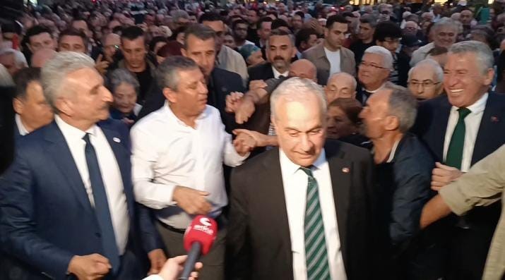 Yeni Parti Genel Başkanı Özel’in söylediklerinden çok yaptığı hareketler ve girdiği diyaloglar ses getirdi Yeni Parti Genel Başkanı Özgür Özel’in Bursa programında yaşanan bir