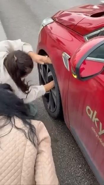 Yola atlayan kedi aracın tekerine sığındı, kurtarma anı kamerada Bursa’da bir anda ana artere çıkan yavru kedi, sürücülerin yavaşlaması