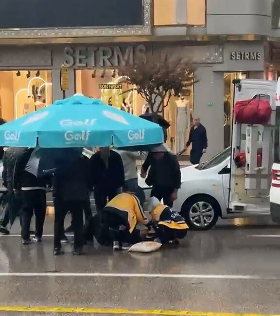 Yolun karşısına geçerken otomobil çarptı: Vatandaşlar yaralıya şemsiye tuttu Bursa’nın merkez Osmangazi ilçesinde yolun karşısına geçmeye çalışan yayaya otomobil