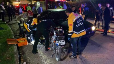 Bursa’nın İnegöl ilçesinde otomobil ile motosikletin çarpıştığı kazada, otomobilin altında