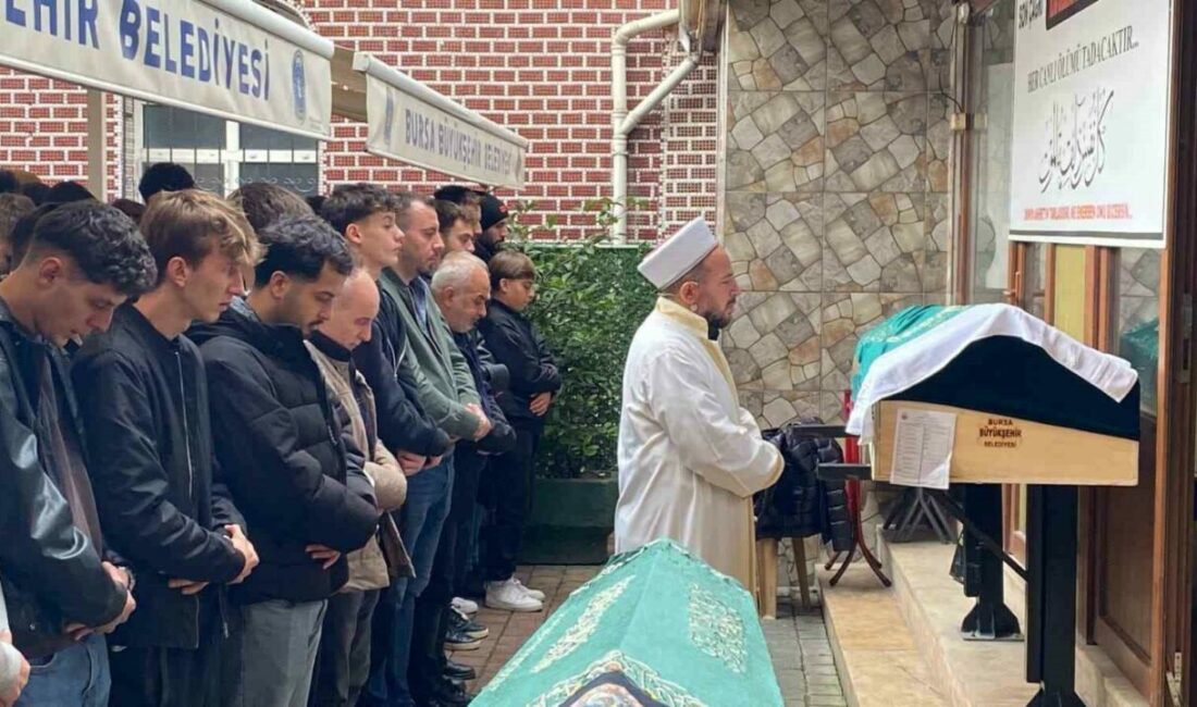 18 yaşındaki genç gözyaşları arasında toprağa verildi Bursa’nın İnegöl ilçesinde kız meselesi sebebiyle çıktığı öne sürülen bıçaklı