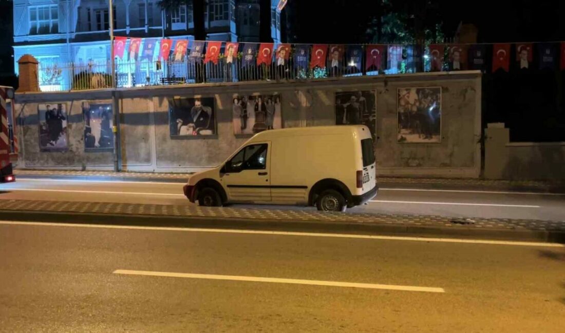 Bursa’da direksiyon hakimiyetini kaybeden alkollü sürücü, kaldırıma çıkarak lastiğini patlattı.