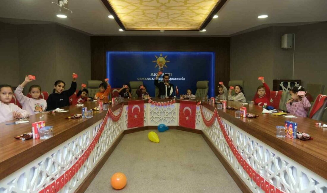AK Parti Osmangazi’den 29 Ekim’e anlamlı etkinlik: Minik ellerden şehit ailelerine bayrak hediyesi AK Parti Osmangazi İlçe Başkanlığı, 29 Ekim Cumhuriyet Bayramı münasebetiyle