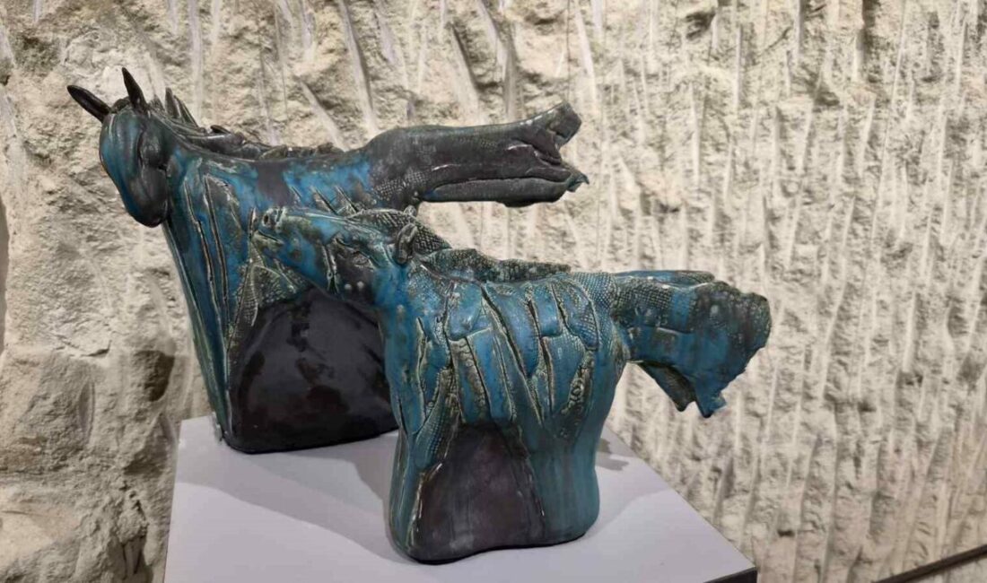 Akeramos’un seramik atları sanatseverlerle buluştu Bursa’daki Akeramos Sanat Merkezi, 10. kuruluş yılı etkinlikleri kapsamında “Ateşten