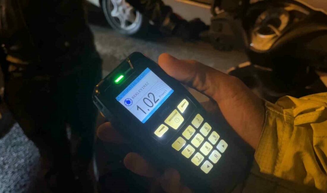 Alkollü motosiklet sürücüsüne 235 bin lira ceza, ehliyeti de iptal oldu Bursa’da alkol denetimi yapan ekipleri gören motosiklet sürücüsü, önce ters