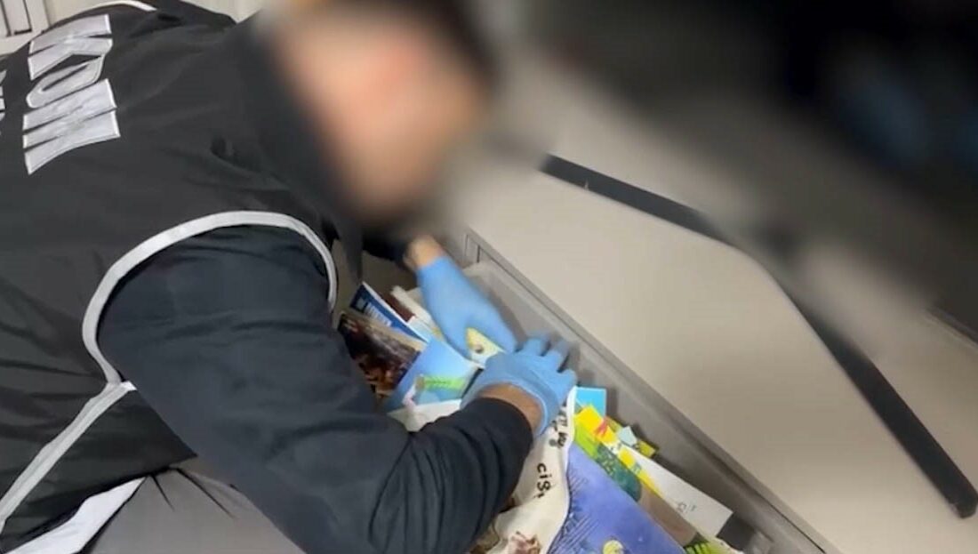 Avrupa Birliği fonu yalanıyla 6 şirketi 30 milyon TL dolandırdılar: Operasyonda 10 kilo külçe altın ele geçirildi Bursa’da danışmanlık firması adı altında faaliyet gösteren şüphelilerin, Avrupa Birliği