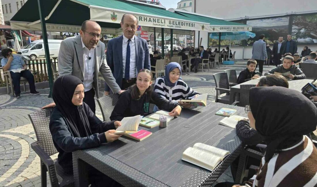 Başkan ve öğrencilerden kitap okuma seferberliği Bursa’nın Orhaneli ilçesinde Belediye ve Milli Eğitim Müdürlüğü tarafından kitap