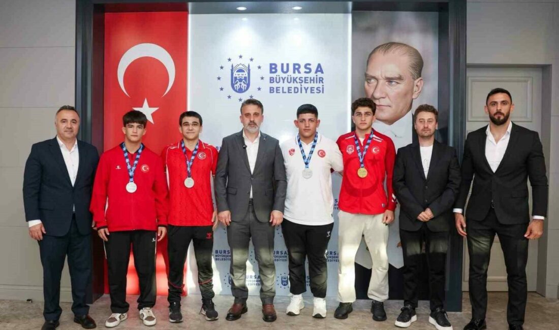 Başkan Vekili Biba, Bursa’nın gururu güreşçileri ağırladı Bursa Büyükşehir Belediye Başkan Vekili Şahin Biba, Balkan Güreş Şampiyonası’nda
