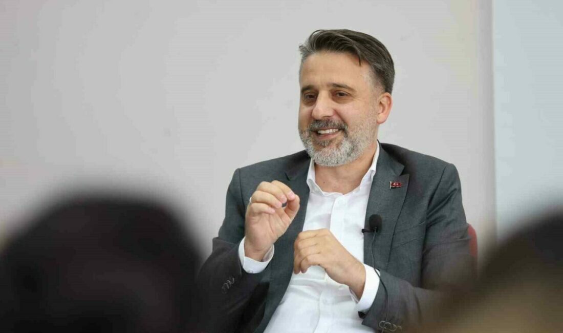 Başkan Vekili Biba’dan gençlere: “Önünüz aydınlık” Bursa Büyükşehir Belediye Başkan Vekili Şahin Biba, mezunu olduğu Bursa