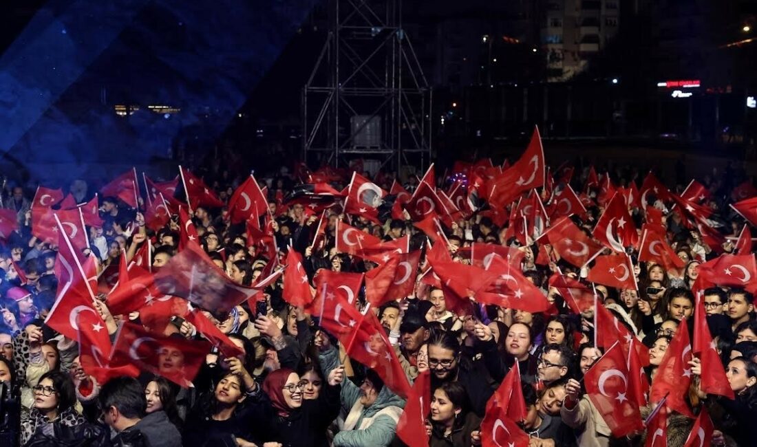 Binlerce Nilüferli Cumhuriyet’in 103’üncü yılında tek yürek oldu Nilüfer’de Cumhuriyet’in 103’üncü yılı, yağmura rağmen binlerce vatandaşın katıldığı yürüyüş