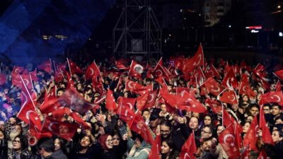 Nilüfer’de Cumhuriyet’in 103’üncü yılı, yağmura rağmen binlerce vatandaşın katıldığı yürüyüş