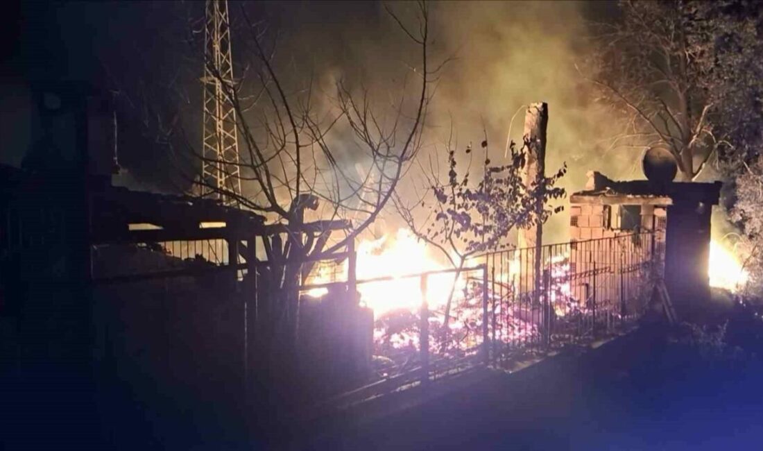 Bungalov yangını korkuttu, alevler ormana sıçramadan söndürüldü Bursa’da sobanın açık bırakılması sonucu çıktığı belirtilen yangın, itfaiye ekiplerinin