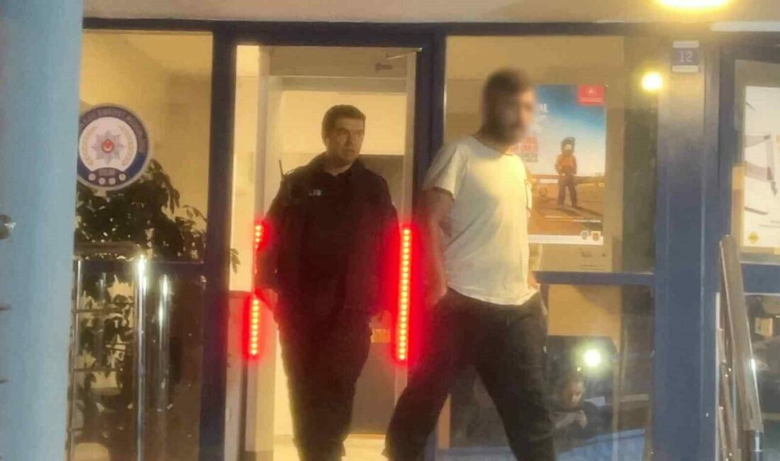Bursa’da 1,55 promil alkollü sürücü paniği, vatandaşlar peşinden koştu Bursa’da sokak aralarında hızlı araç kullandığı ve el freni çekerek