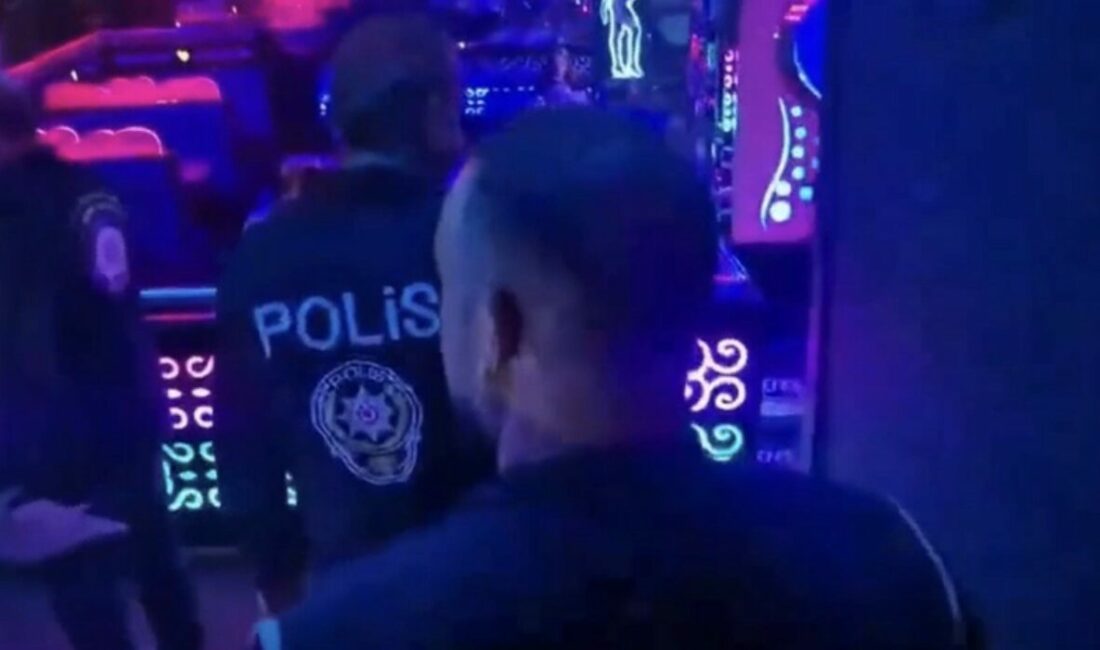 Bursa’da 4 ilçede asayiş uygulaması: 700 kişinin GBT ve UYAP sorgulaması yapıldı Bursa’da polis ekipleri tarafından 4 ilçede umuma açık iş yerlerine