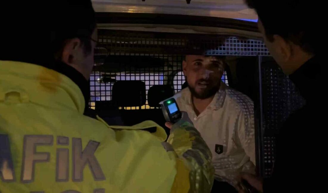 Bursa’da alkollü sürücü, polis uygulamasından kaçarken trafik lambasına çarptı Bursa’da uygulama yapan polis ekiplerini gören alkollü sürücü, aracını geri