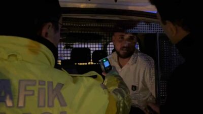 Bursa’da uygulama yapan polis ekiplerini gören alkollü sürücü, aracını geri