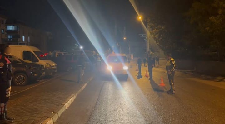 Bursa Emniyet Müdürlüğü ekiplerince Yıldırım ilçesinde gerçekleştirilen kapsamlı asayiş uygulamasında
