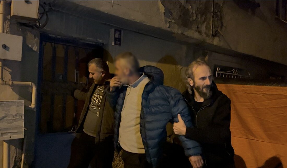 Bursa’da aynı şahıs 10’uncu kez cama çıktı: İtfaiyeye tatbikat, polise mesai yaptırdı Bursa’da alkolü fazla kaçıran şahıs, cama çıkarak yine ortalığı ayağa