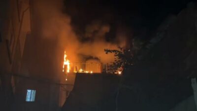 Bursa’da bir evin balkonunda çıkan yangın, itfaiye ekiplerince evin içine