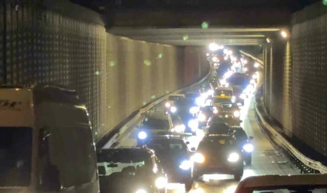 Bursa’da bariyerlere çarpan araçta 2 kişi yaralandı Bursa’da sürücüsünün kontrolünden çıkarak bariyerlere çarpan araçtaki 2 kişi yaralandı.