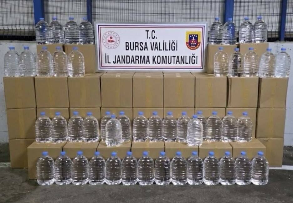 Bursa’da bin 260 litre etil alkol ele geçirildi Bursa’da kaçakçılığın önlenmesine yönelik yapılan operasyonlarda bir araçta yapılan aramada,