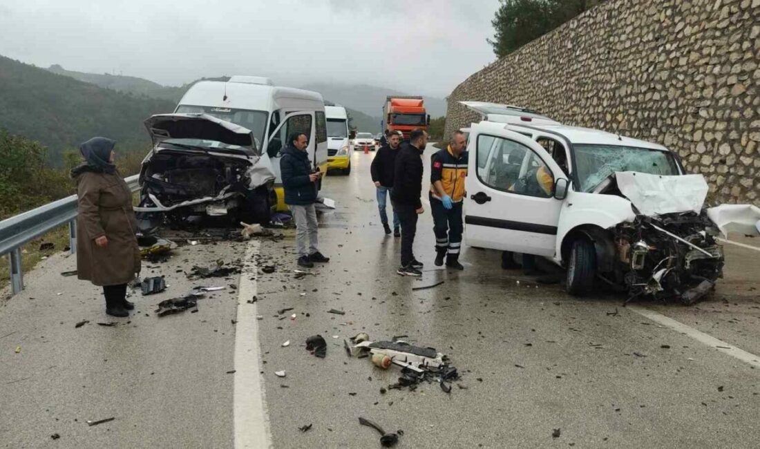 Bursa’da feci kaza: 1 ölü, 10 yaralı Bursa’da yolcu minibüsü ile otomobilin çarpıştığı kazada 80 yaşındaki kadın
