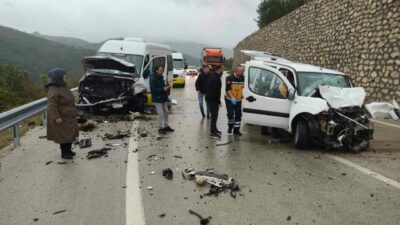 Bursa’da yolcu minibüsü ile otomobilin çarpıştığı kazada 80 yaşındaki kadın