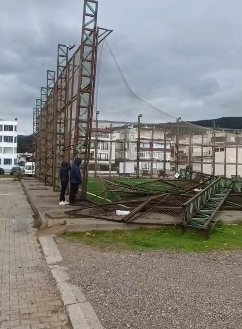 Bursa’da fırtına halı sahanın direklerini yıktı Bursa’nın Karacabey ilçesi Yeniköy Mahallesi’nde etkili olan fırtına, halı sahanın