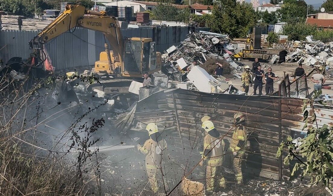Bursa’da geri dönüşüm deposunda yangın: Dumanlar kent merkezinden görüldü Bursa’nın Yıldırım ilçesinde geri dönüşüm deposunda çıkan yangın ekiplerin müdahalesiyle