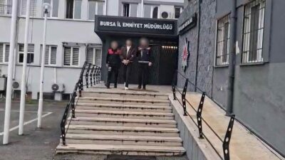 Bursa’da bir güzellik merkezinin, vatandaşları işlek caddelerde broşür dağıtma, anket