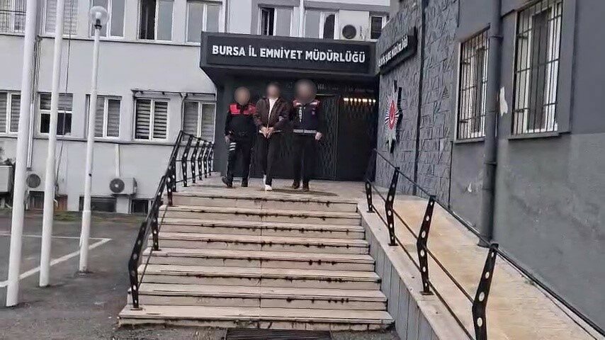 Bursa’da güzellik merkezi üzerinden dolandırıcılık operasyonu: 305 senet ele geçirildi Bursa’da bir güzellik merkezinin, vatandaşları işlek caddelerde broşür dağıtma, anket