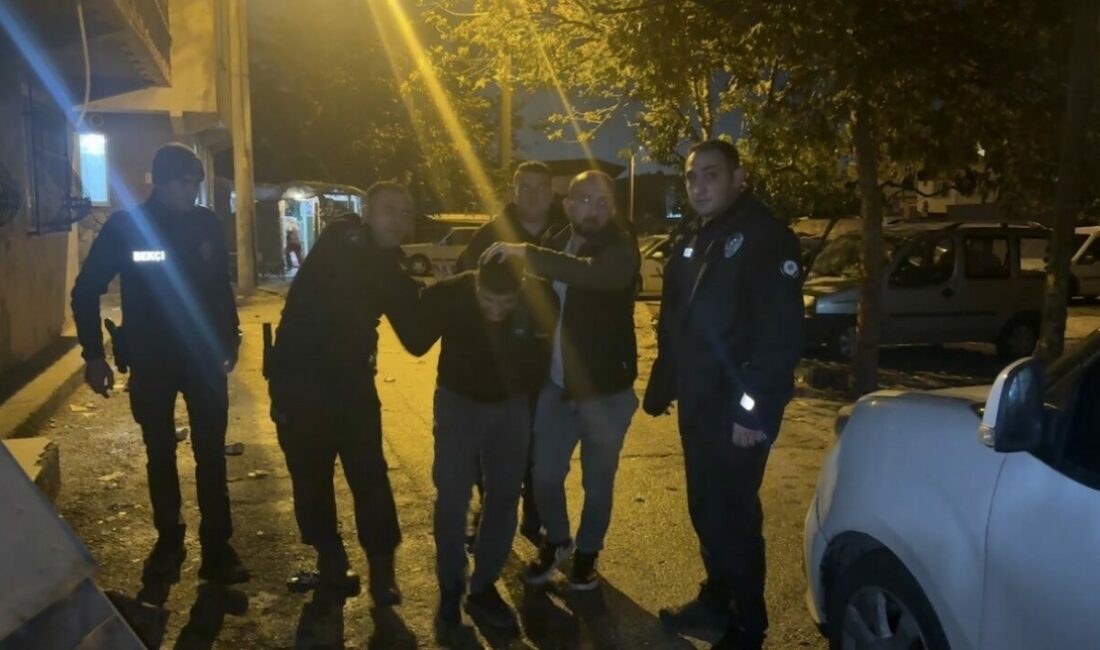Bursa’da hareketli gece: 15 yıl hapis cezasıyla aranan arkadaşını yakalatmamak için havaya ateş açtı Bursa’da ‘kasten adem öldürme’ suçundan hakkında 15 yıl kesinleşmiş hapis