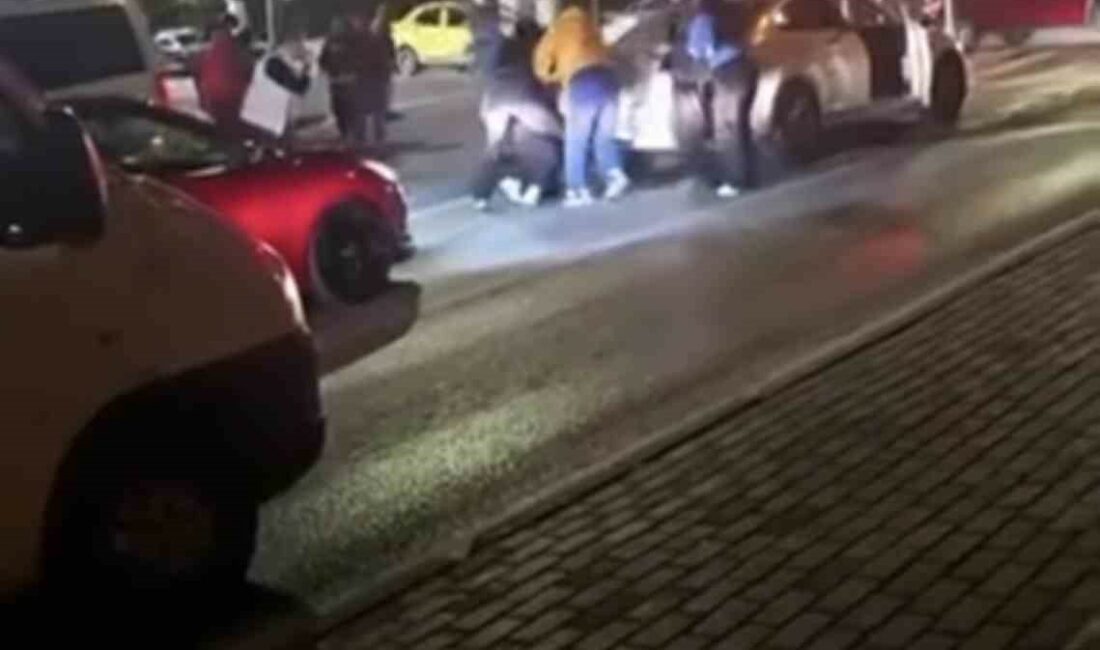 Bursa’da iki aile arasındaki kavga kamerada Bursa’da iki aile arasında henüz bilinmeyen bir nedenle çıkan tartışma