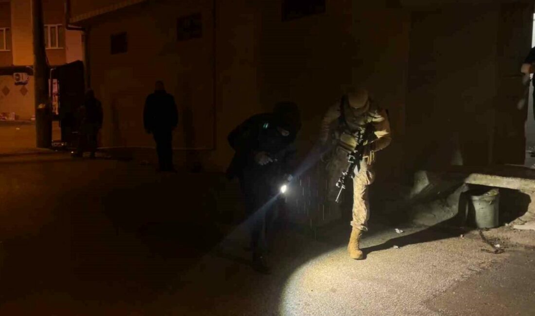Bursa’da iki grup arasında silahlı kavga: 1 yaralı Bursa’da iki grup arasında çıkan tartışma, silahlı kavgaya döndü. Yaşanan