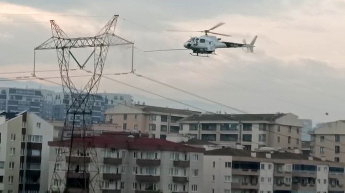 Bursa’da iletim hatlarına helikopterli bakım: Dikkat çeken anlar kamerada Bursa’da elektrik iletim hatlarının bakım çalışmaları sırasında helikopter kullanılması dikkat
