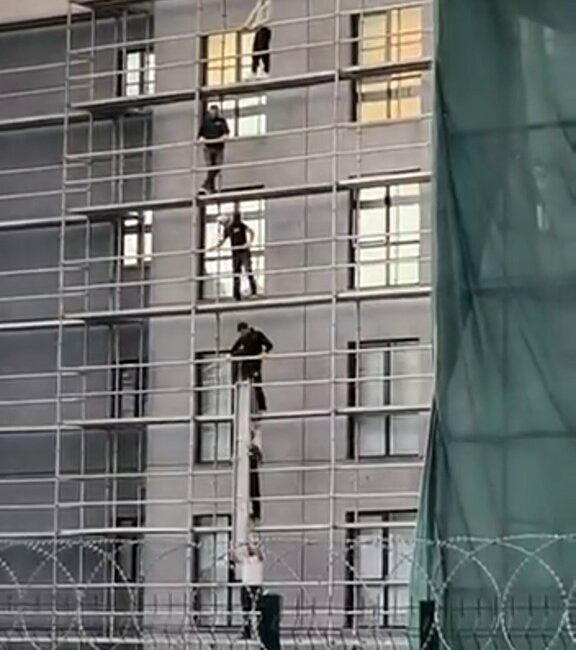 Bursa’da inşaat işçilerinin güvenlik önlemi almadan çalışması dikkat çekti Bursa’da bir binanın dış cephesinde çalışma yapan işçilerin, yeterli güvenlik