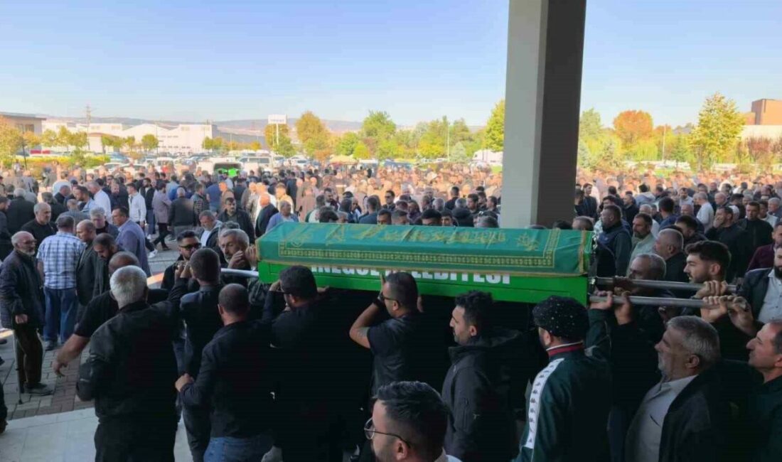 Bursa’da iş kazası sonrası hayatını kaybeden iş yeri sahibi son yolculuğuna uğurlandı Bursa’nın İnegöl ilçesinde faaliyet gösteren bir geri dönüşüm tesisinde ekskavatör