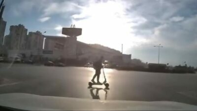 Bursa’da kavşakta kırmızı ışık ihlali yaparak hızla ilerleyen elektrikli scooter