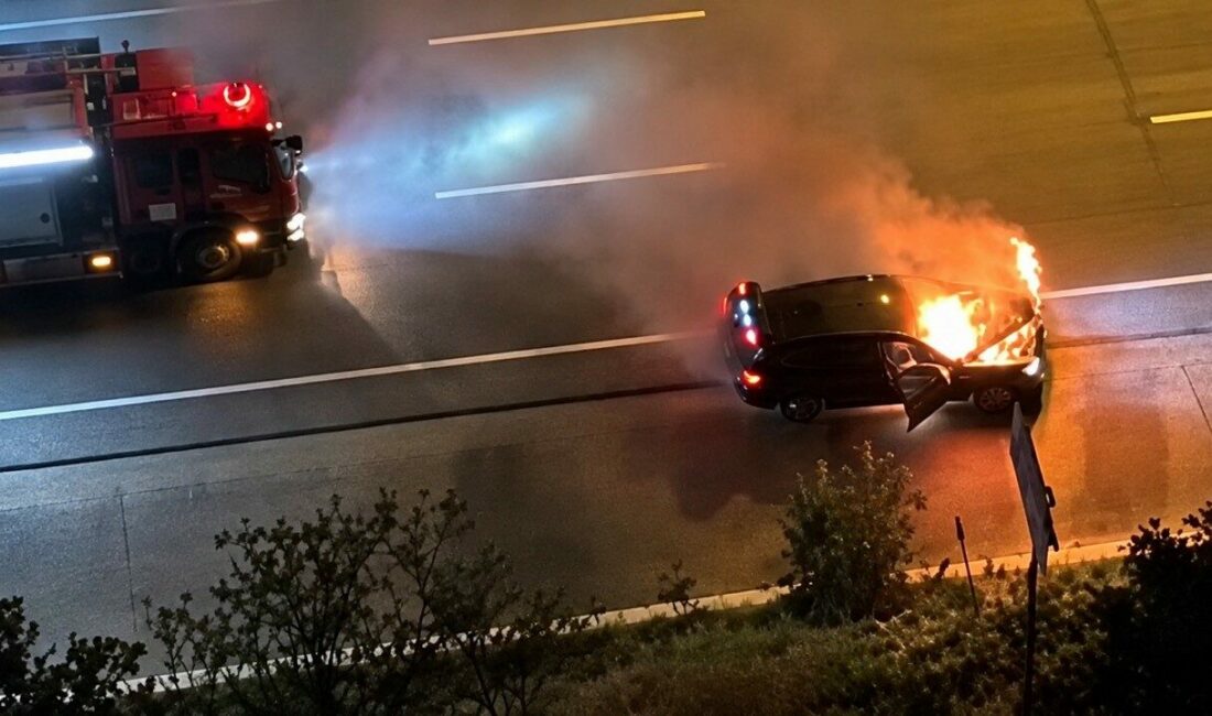 Bursa’da lüks otomobil alevlerin eşiğinden döndü Bursa’nın Mudanya ilçesinde seyir halindeki lüks otomobilin motor kısmından çıkan